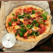 Pizza mediterránea de jamón, canónigos y mermelada de higos