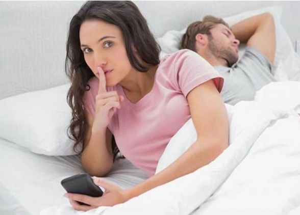 Con este TRUCO de WHATSAPP podrás saber si tu pareja es INFIEL ¿Te atreves?