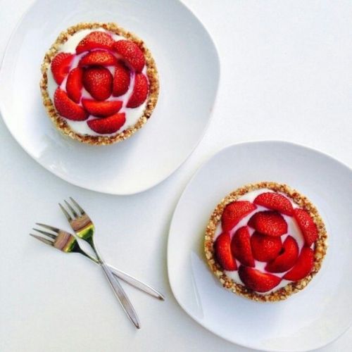 Tarta con queso blanco y fresas