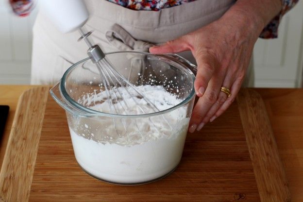 Batir el queso mascarpone y la crema