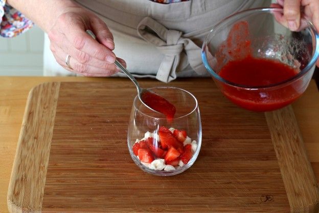 Añadir la pasta de fresas