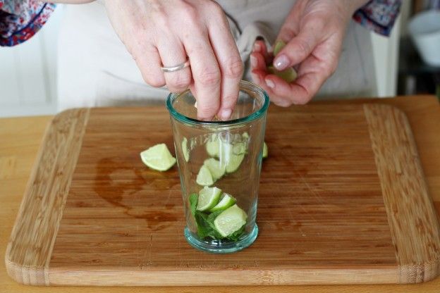 Agregar los limones en cada vaso