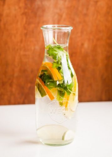 Agua con naranja y cilantro