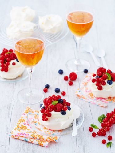 Mini pavlova con frutas del bosque