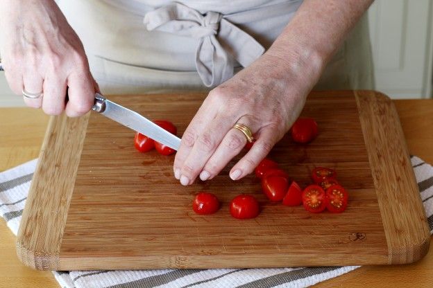 4. Cortamos los tomates