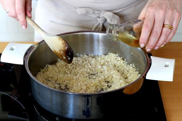 3. Añadimos el arroz y el vino blanco