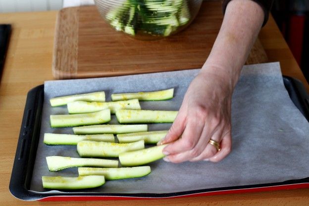 Coloca los palitos sobre una bandeja de horno