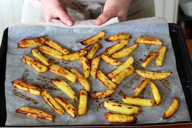 Metemos las patatas en el horno.