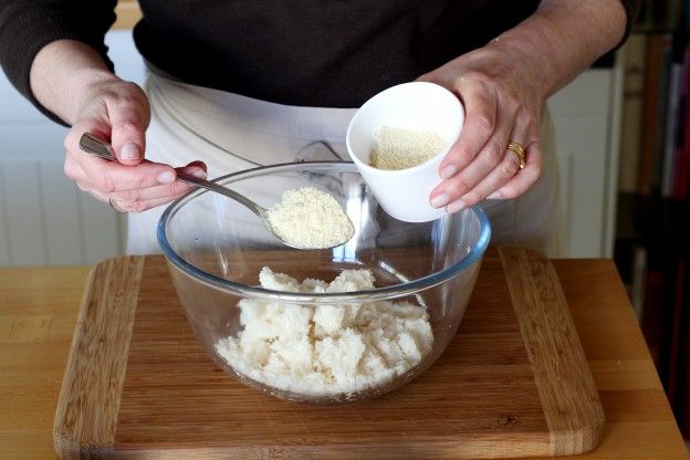 5. Añadir el queso y las almendras