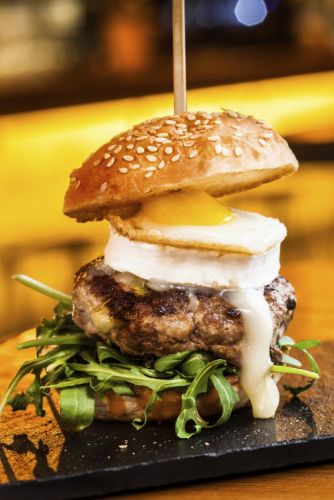 6. Hamburguesa con queso brie