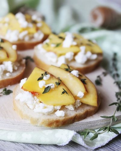 9. Bruschetta de melocotón y queso