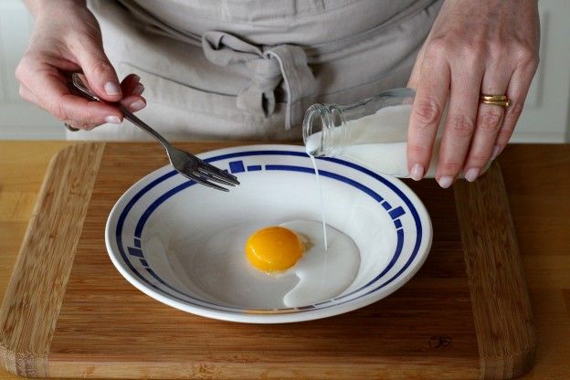 Prepara la mezcla para bañar los rollitos