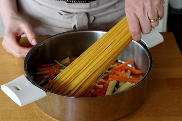 Echa los ingredientes en la cazuela