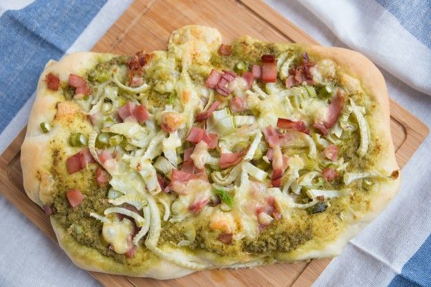 Una pizza con pesto