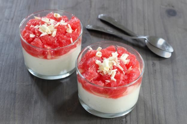 Vasitos de yogur griego con pomelo