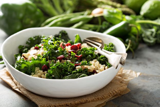 Ensalada césar de col rizada con quinoa