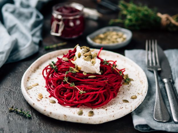 Espaguetis con pesto de remolacha