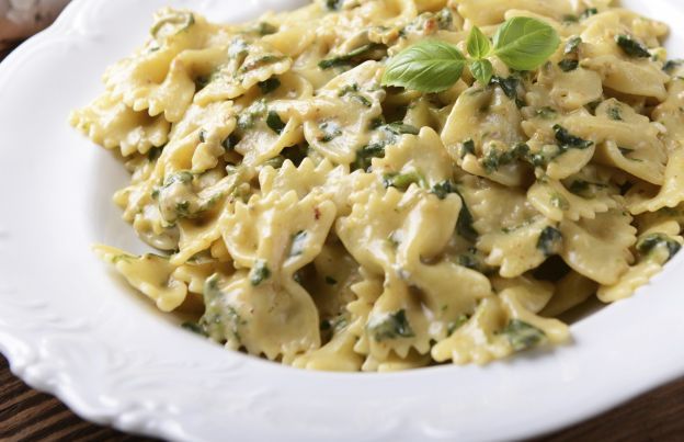 Farfalle al pesto de rúcula y almendras