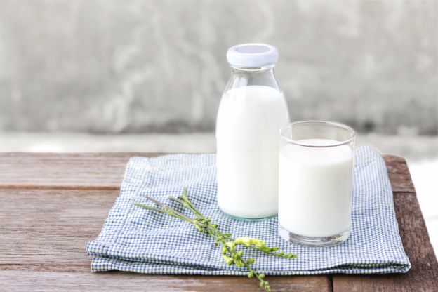 ¿Se puede beber la leche caducada?