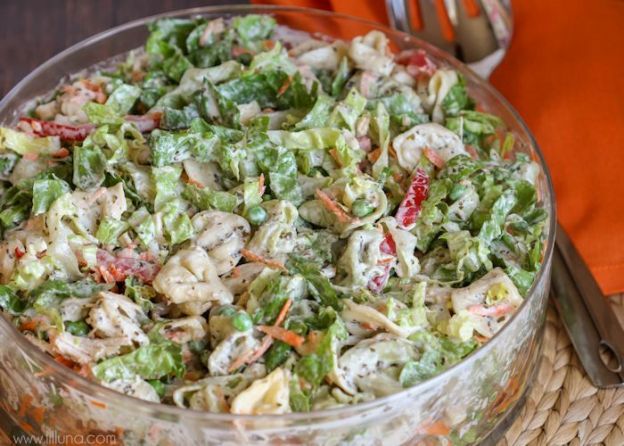 Ensalada de pesto con pollo y tortellinis