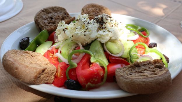 Ensalada mixta con queso de oveja