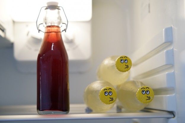 Las botellas en el refrigerador