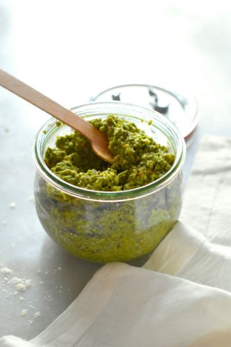 Pesto de espárragos y col rizada