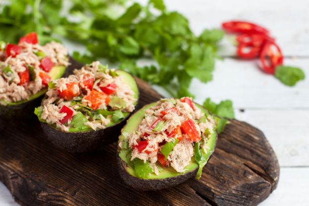 Aguacates rellenos de atún