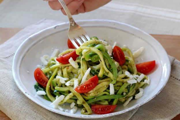 Espaguetis de calabacín con pesto y feta