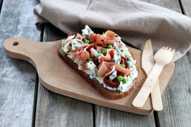 BRUSCHETTA DE QUESO AZUL Y JAMÓN SERRANO