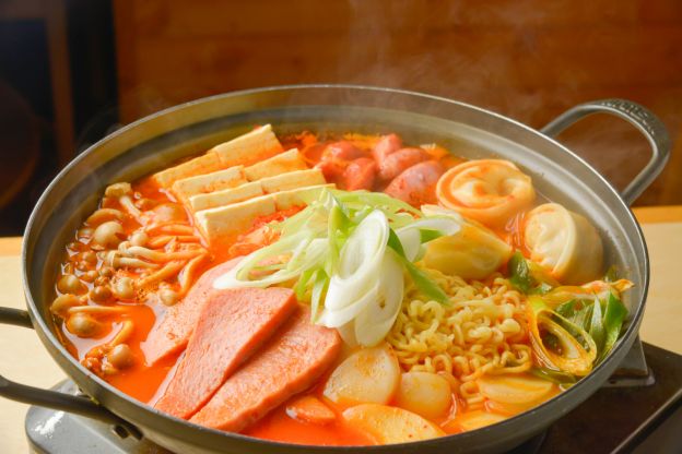 Budae Jjigae, estofado coreano del ejército