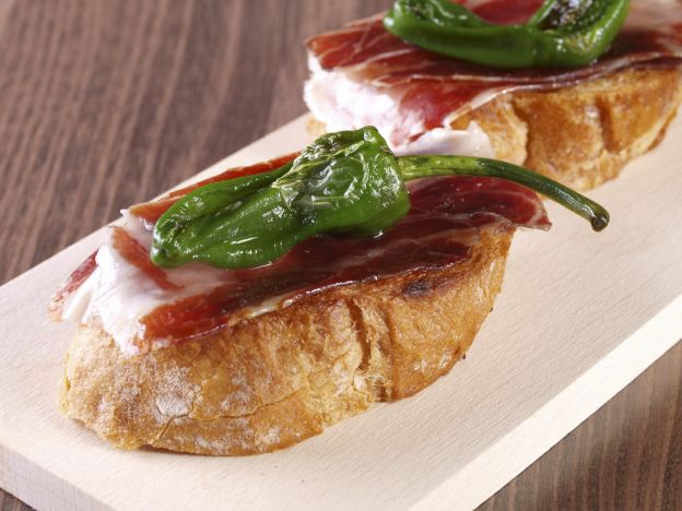 Tapa de jamón con pimientos de padrón