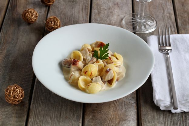 Orecchiette en salsa con salchicha blanca