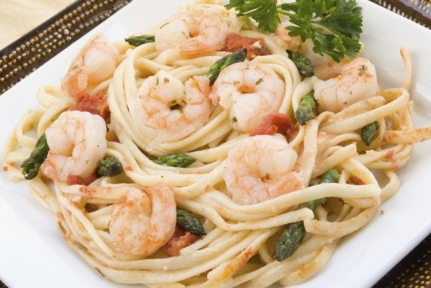 Spaghetti con gambas y espárragos