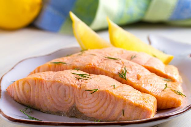 Cocinar el pescado por accidente mientras lo descongelas