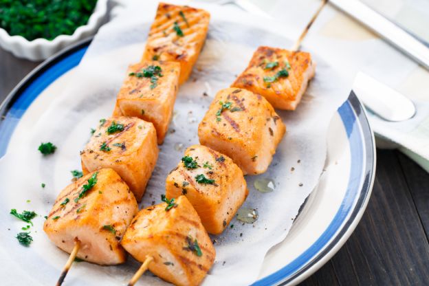 Brochetas de salmón con leche de coco