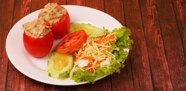 Tomates rellenos de atún