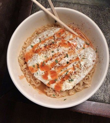 ramen con paprika y huevo