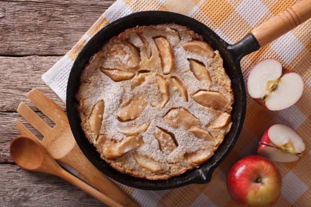 Tarta de manzana en la sartén