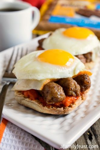 Sándwich de pimientos, salchichas y huevos fritos