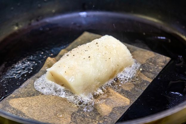 Cocinar el pescado cuando sigue congelado