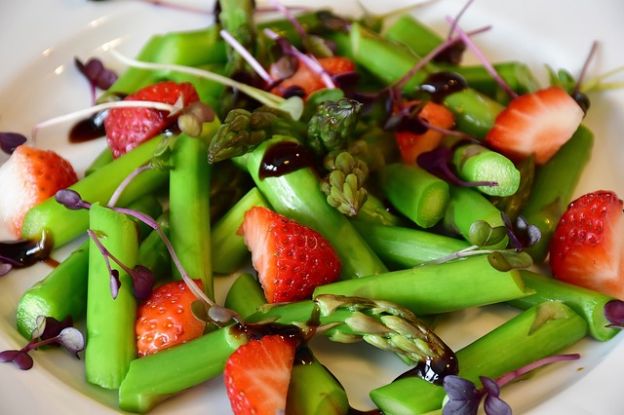 Ensalada de espárragos y fresas