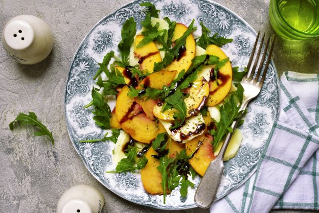 Ensalada integral con burrata y caqui