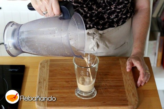 6. Echamos la mezcla en un vaso