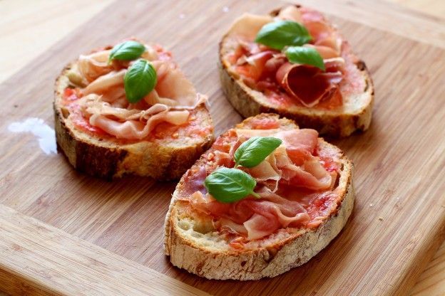 TOSTA DE JAMÓN CON TOMATE