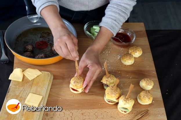 Cerrar y pinchar con un palillo de madera