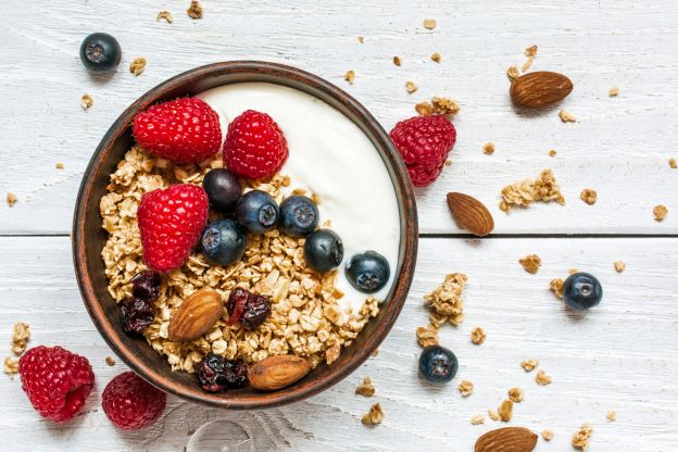 Bol de avena, frutas y yogur