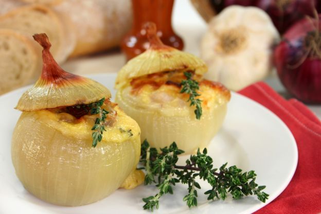 Cebollas de fuentes rellenas