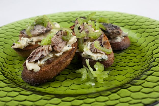 8. Canapés de arenque ahumado y mousse de hinojo