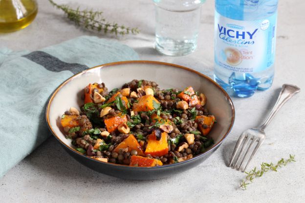 Ensalada de lentejas y calabaza con avellanas y perejil